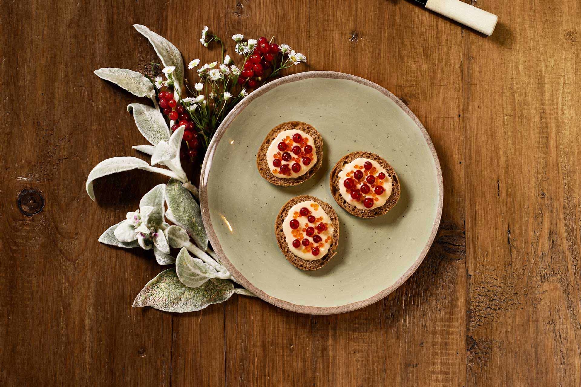 Rye bread croutons, Gruyère cream, trout caviar and currants